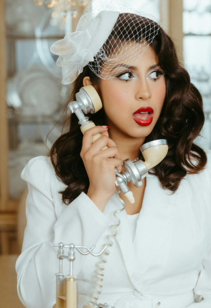 Mariée tenant un téléphone vintage pour illustrer un article sur l’introduction d’un livre d’or audio