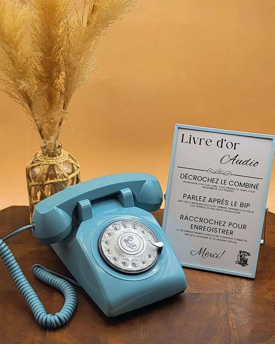 Téléphone vintage bleu et son cadre « Livre d’or audio » qui explique les trois gestes
