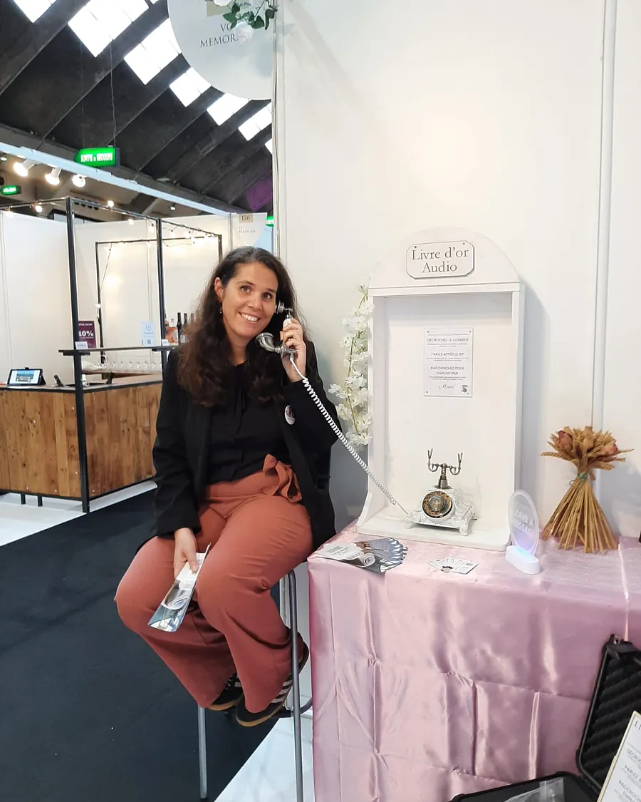 Silvia al telefono dimostrativo del libro degli ospiti audio sullo stand Voice Memories
