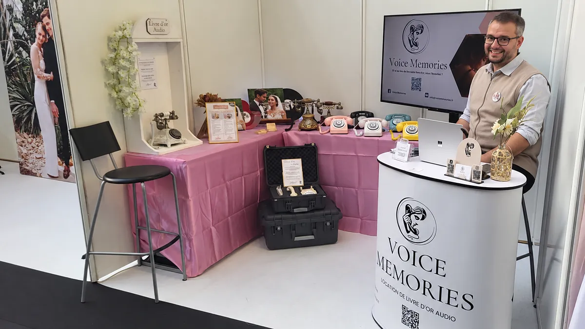 Lo stand Voice Memories al Salon du Mariage di Nizza 2024: telefoni vintage, valigia e bancone