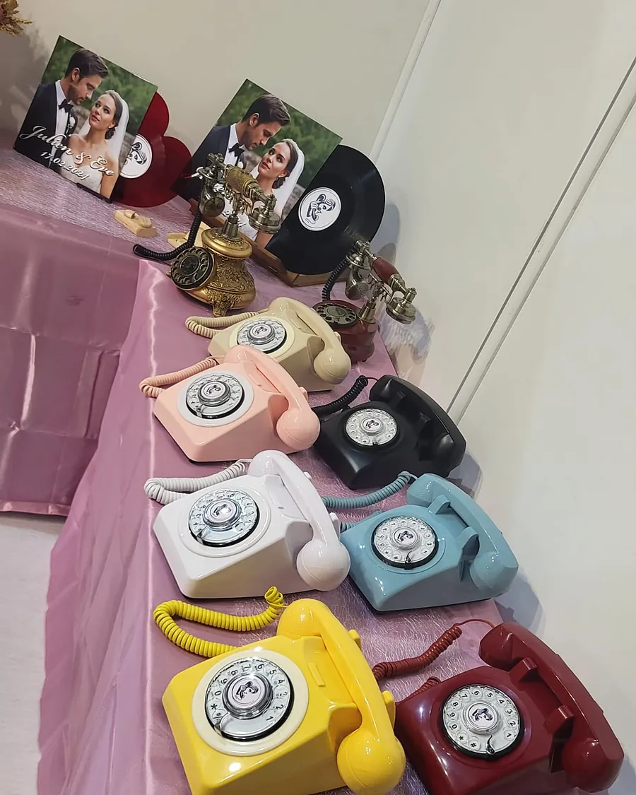 Telefoni vintage a disco di tutti i colori e vinili personalizzati sullo stand Voice Memories