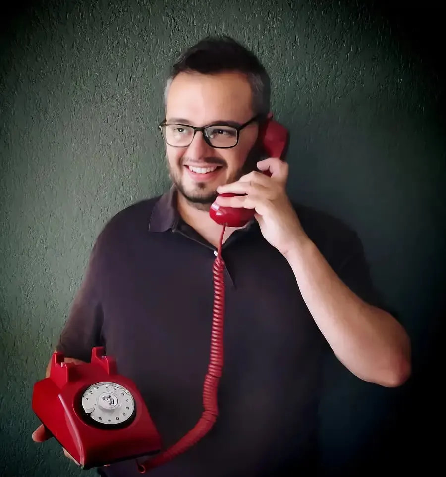 Cédric, cofondateur de Voice Memories, un téléphone rétro rouge à la main