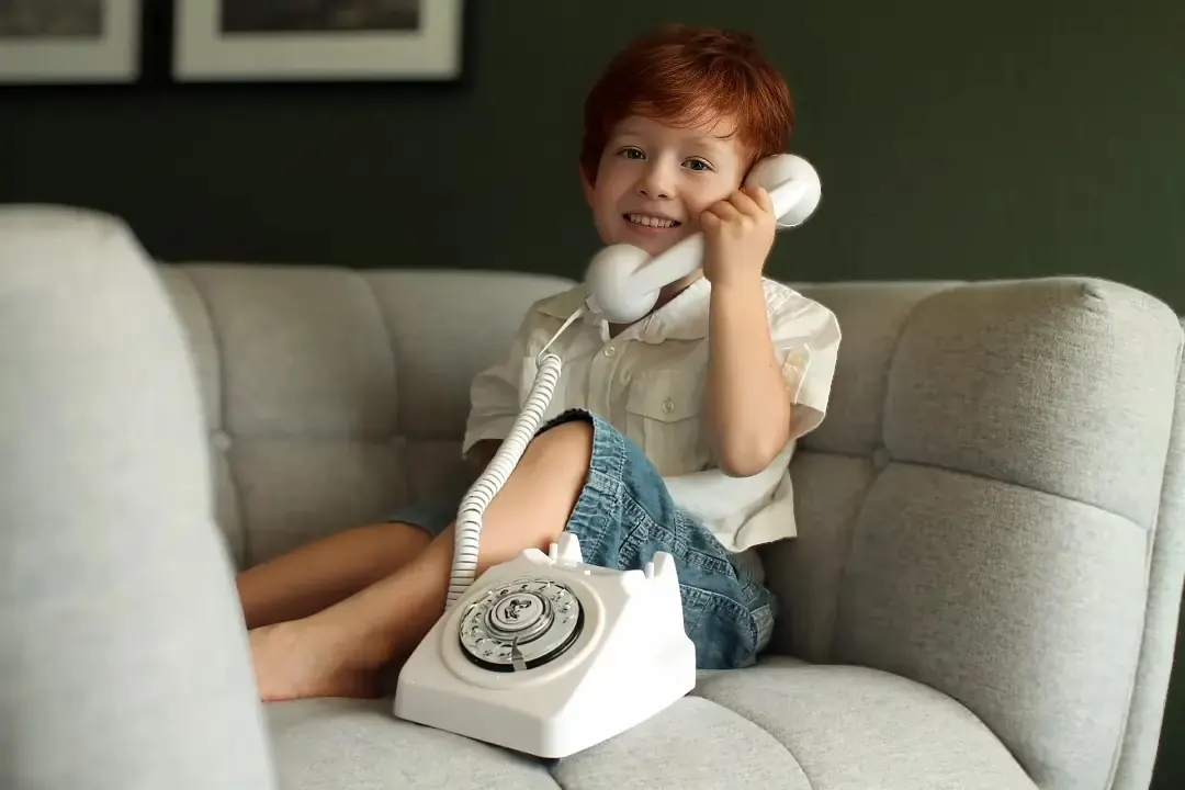 Enfant qui parle dans un téléphone rétro Voice Memories