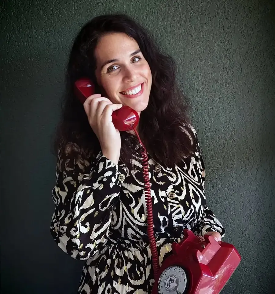 Silvia, cofondatrice de Voice Memories, un téléphone rétro rouge à la main