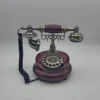 Téléphone rouge antique