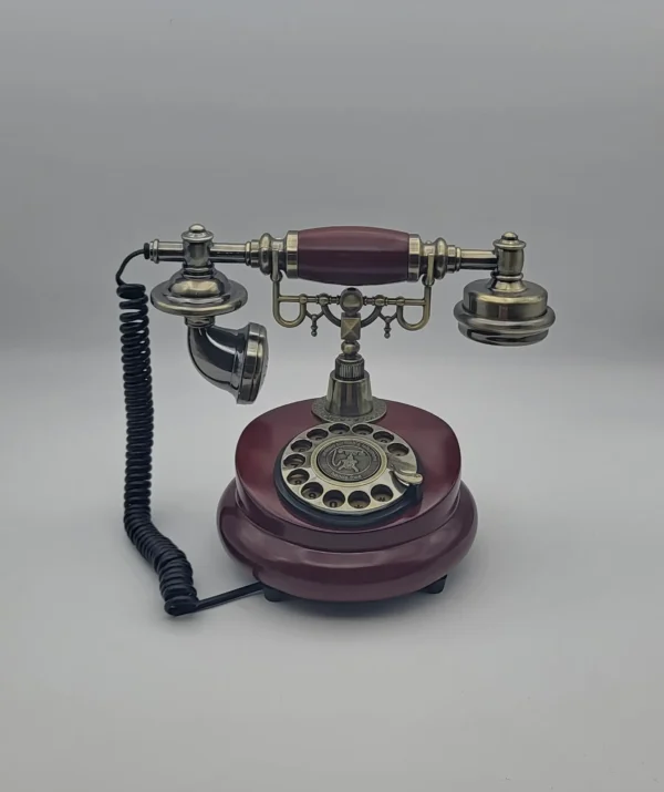 Téléphone rouge antique