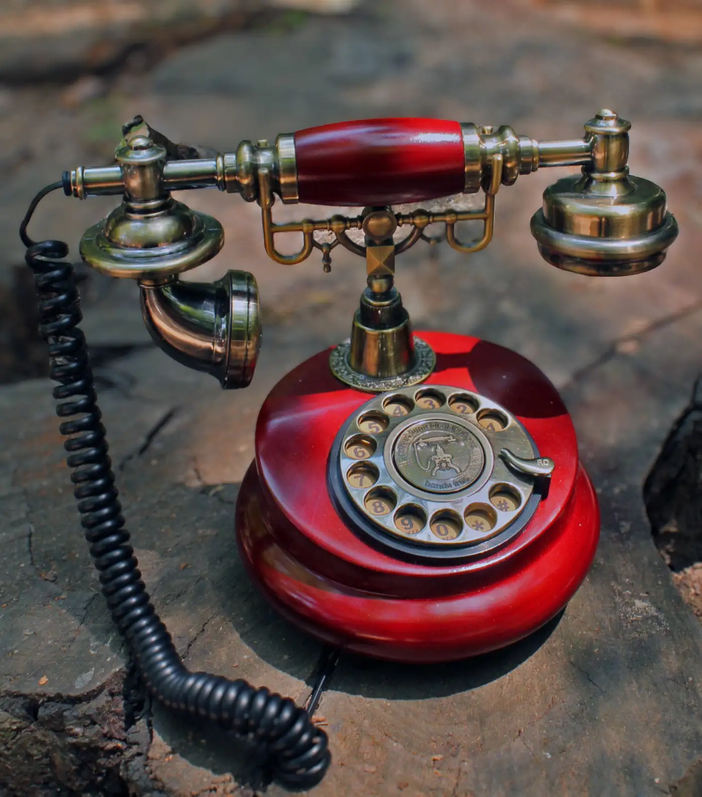 Téléphone vintage rouge Antique utilisé pour le livre d'or audio.